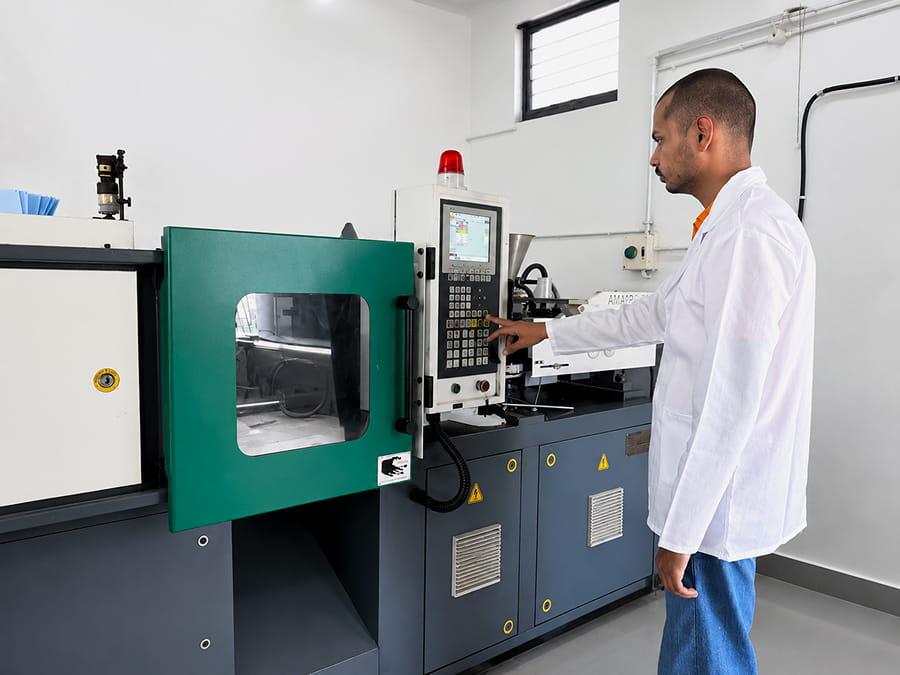 Application lab testing heat stability of masterbatch pigments using injection moulding equipment